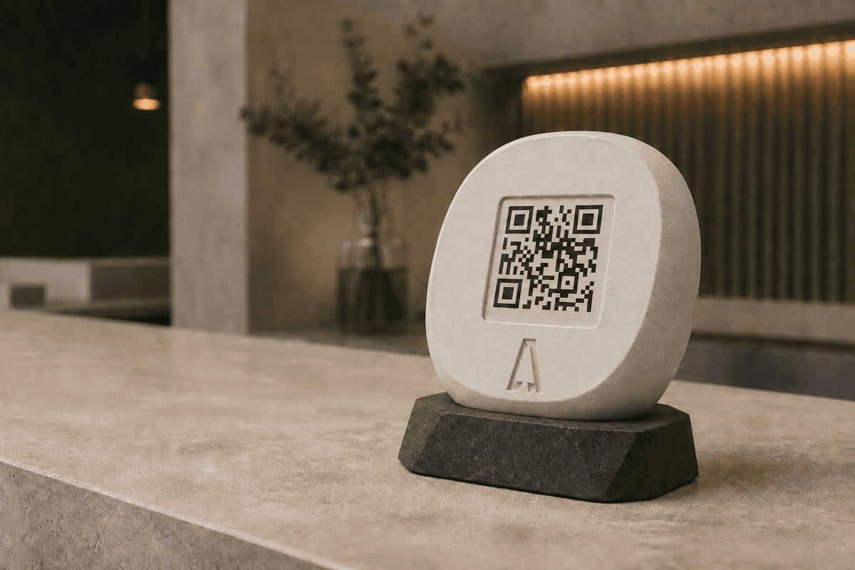 Настольный QR-объект для взаимодействия бизнеса с клиентом